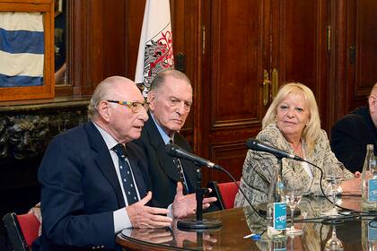 El periodista Ernesto Cherquis Bialo habla durante el homenaje que le hizo la Legislatura porteña al doctor Roberto Paladino en 2019. A su lado, la legisladora Silvia Gottero, promotora de la iniciativa.