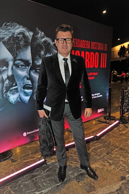 El periodista Gabriel Oliveri siempre apasionado por el teatro, posó elegante ante los flashes