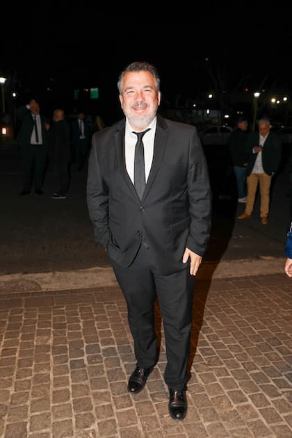 El periodista Gastón Recondo, en competencia el el rubro programa periodístico matutino diario FM por el programa Arriba carajo, sobrio con un traje negro