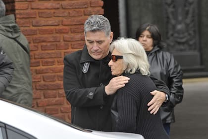 El periodista Guillermo Lobo y la madre de Fernando Confessore,