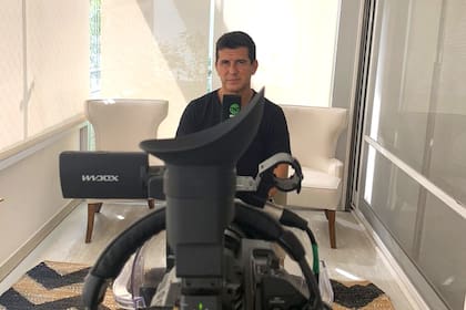 El periodista Hernán Castillo, saliendo al aire en vivo desde el balcón de su departamento para el programa Halcones y Palomas, de TNT Sports.