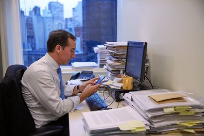 El periodista Hugo Alconada Mon, trabajando en una de sus investigaciones para el diario la nacion