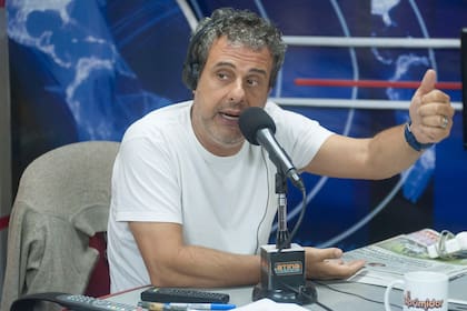 El periodista iba a desembarcar esta semana en la primera mañana de Latina FM, pero cuestiones administrativas volvieron a aplazar su retorno