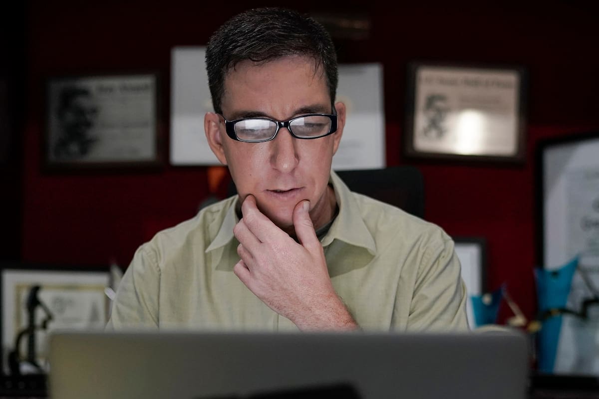 El periodista inglés, famoso por revelar las filtraciones de Edward Snowden, habla de su denuncia del magistrado que condenó a Lula