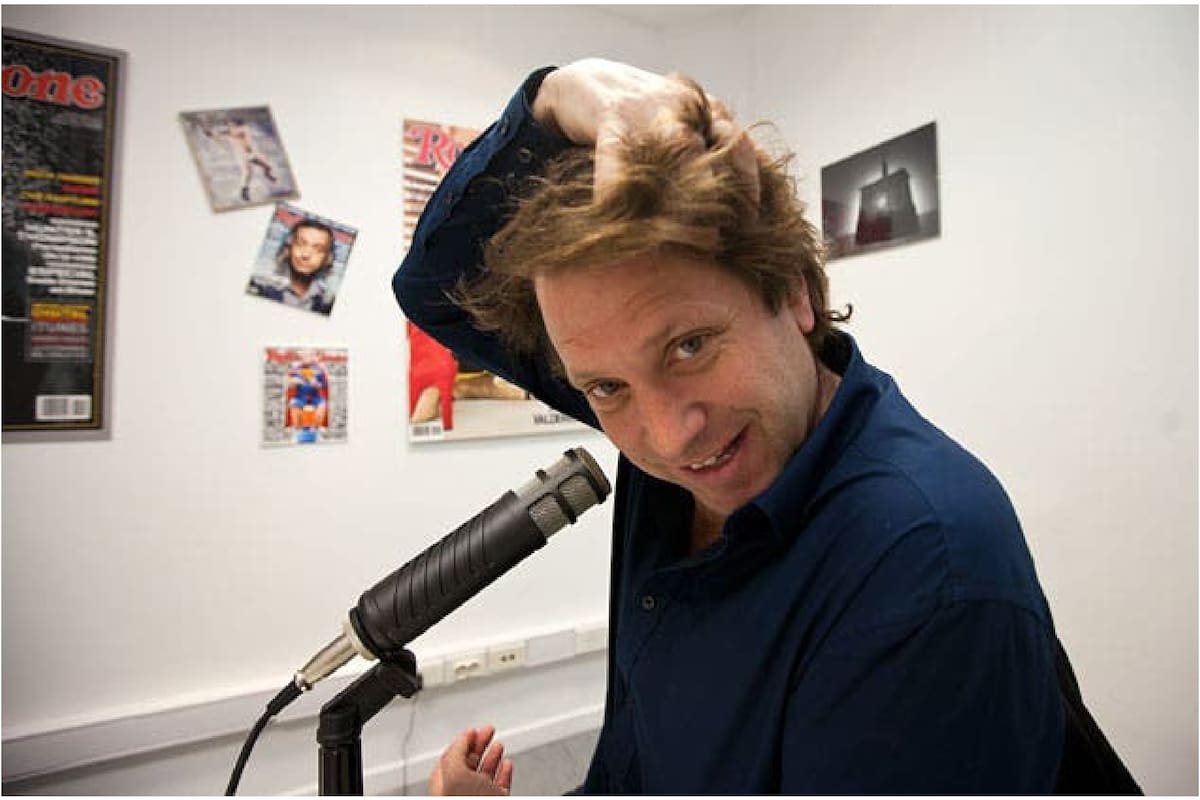 El periodista le contestó a las burlas en las redes por sus tics.