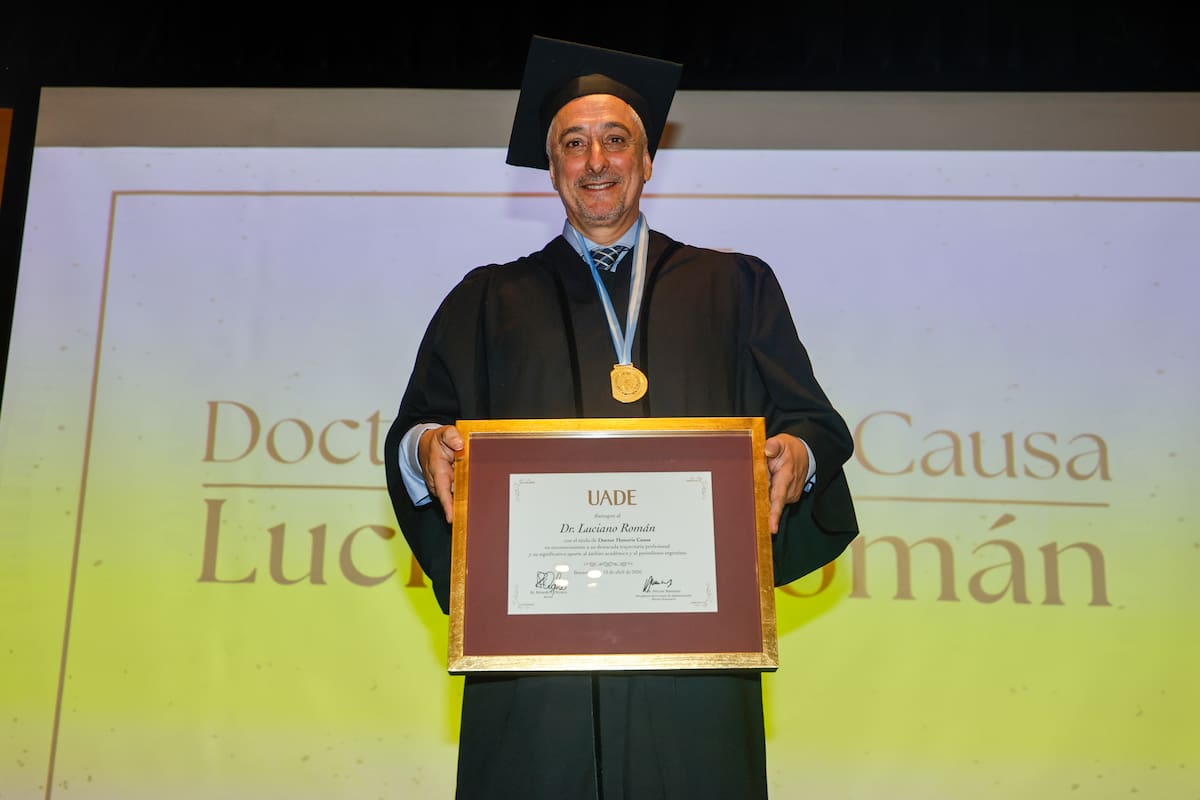 El periodista Luciano Román, con la medalla y el diploma del doctorado Honoris Causa concedido esta tarde por la UADE