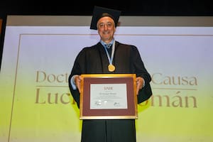 El periodista Luciano Román, con la medalla y el diploma del doctorado Honoris Causa concedido esta tarde por la UADE
