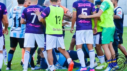 El periodista Luis Ventura, DT de Victoriano Arenas, quedó en el medio de los incidentes tras el juego con Central Ballester