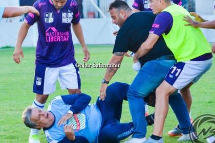 El periodista Luis Ventura, DT de Victoriano Arenas, quedó en el medio de los incidentes tras el juego con Central Ballester