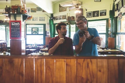 El periodista Martín Paladino y el fotógrafo Edgardo Kevorkian documentaron la última frontera de una ciudad que, a pesar de los cambios, sigue siendo la misma cuando alguien pide, simplemente, “lo de siempre”