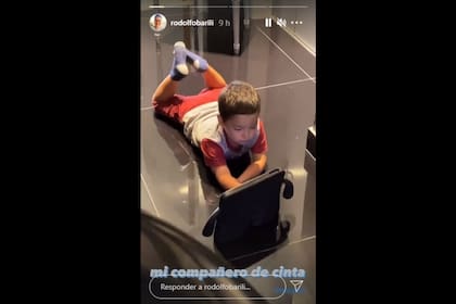 El periodista mostró al pequeño en medio del entrenamiento
