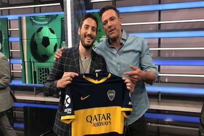 El periodista Nicolás Cantor le regaló la camiseta de Boca y Ben Affleck se mostró sonriente