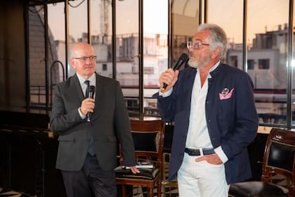 El periodista Pablo Sirvén presentó "Blanche", el libro de Jean-Paul Enthoven con una conversación. Quién es Blanche y el por qué de as locaciones elegidas por el autor. "Hay mujeres que son siempre víctimas, que son infelices", describió en castellano con ayuda de della Giovampaola. "Y yo quise una heroína que estuviera muy libre, muy feliz y que tuviera libertad en sus sentimientos y en su sexualidad".