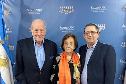 El periodista Robert Cox, la escritora Maud Daverio de Cox y el rabino Ariel Stofenmacher