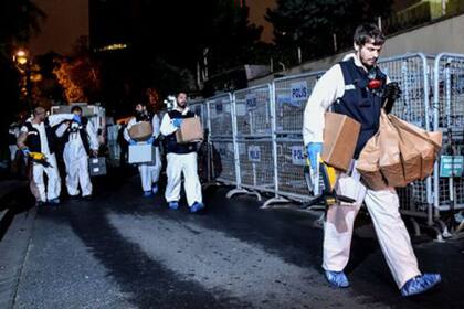 Un equipo de la policía turca en el consulado saudita en Estambul, Turquía