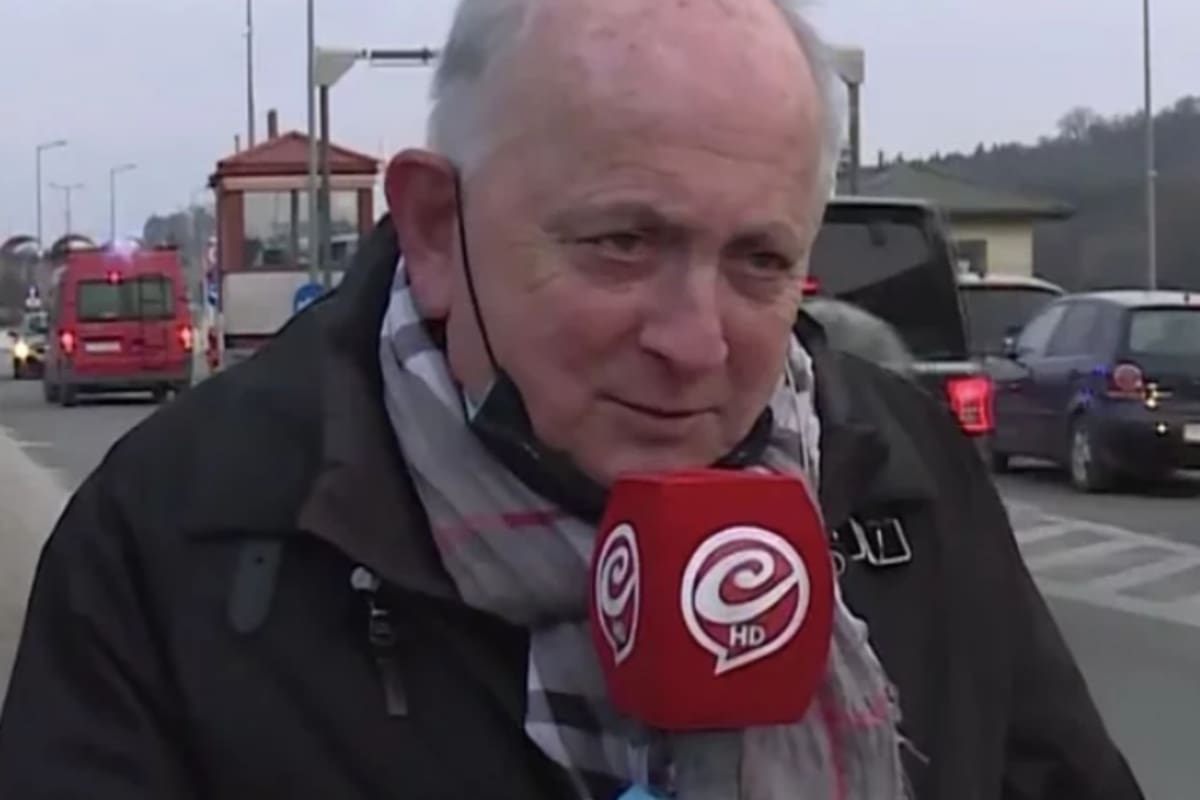 El periodista se encuentra en Ucrania con 78 años y una cuenta de Twitter decidió compartir el minuto a minuto de su experiencia como corresponsal