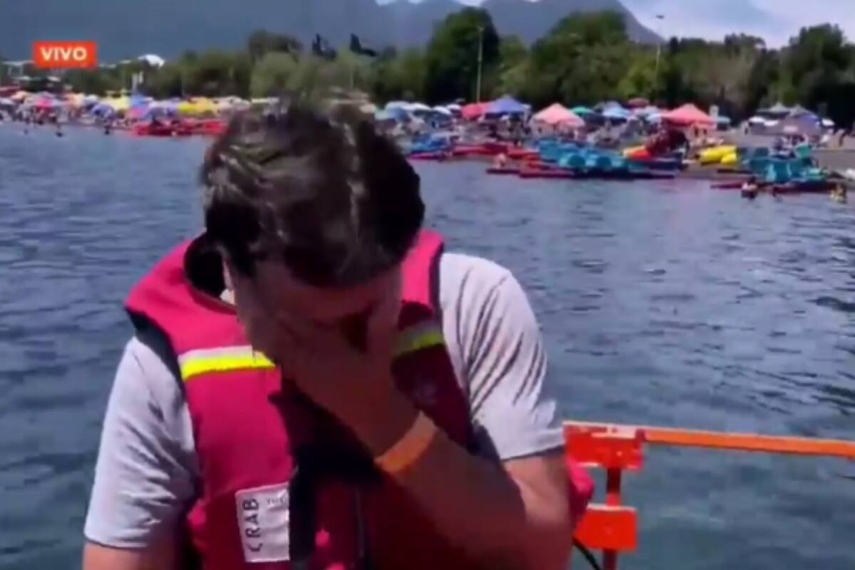 El periodista se tentó en vivo al quedar solo en medio del lago