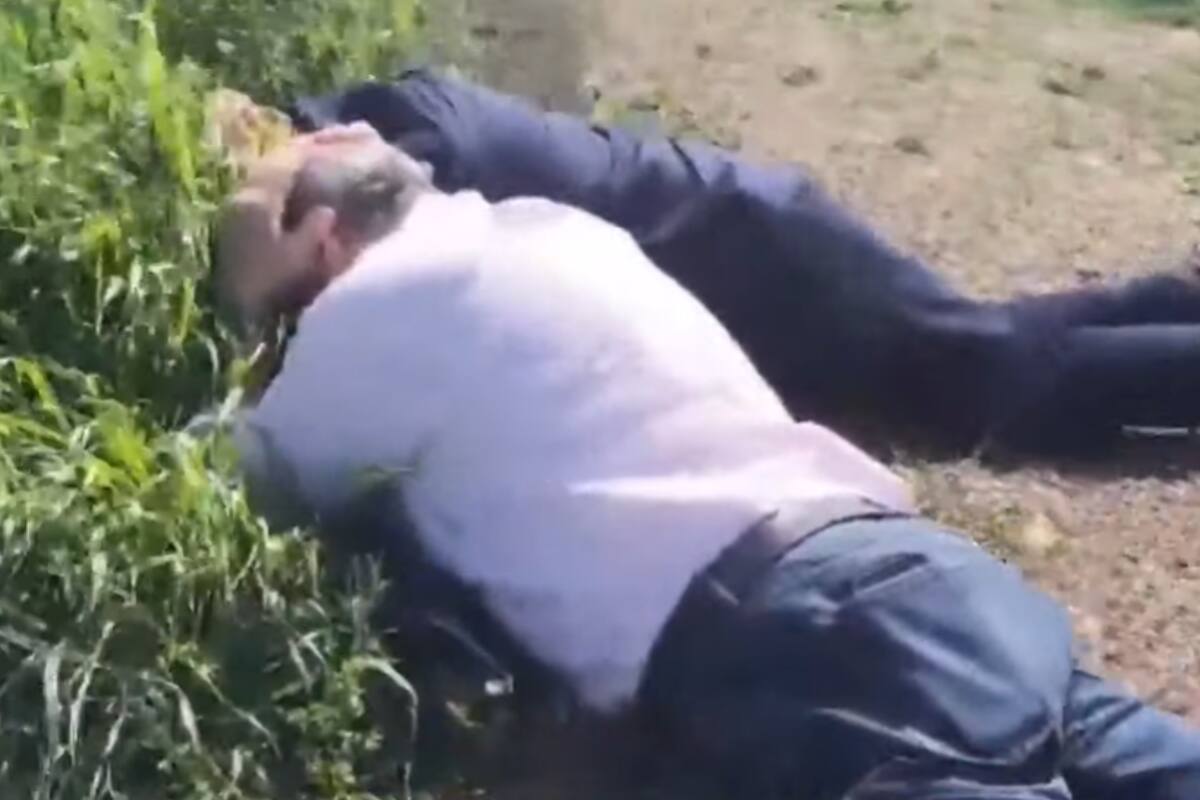 El periodista se tiró al suelo, cuerpo a tierra, y cubrió su cabeza con las manos, según indica el protocolo de seguridad