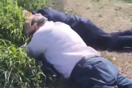 El periodista se tiró al suelo, cuerpo a tierra, y cubrió su cabeza con las manos, según indica el protocolo de seguridad