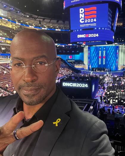 El periodista y analista de CNN, Van Jones, también es un defensor del medio ambiente y activista de derechos civiles, quien trabajó como Consejero Especial para empleos verdes en el Consejo de la Casa Blanca durante la presidencia de Barack Obama