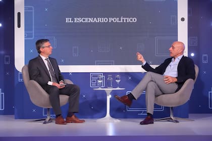 El periodista y columnista Carlos Pagni (derecha) es entrevistado por Jorge Liotti
