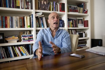 Pagni frente a una de las tres bibliotecas que organizan sus lecturas