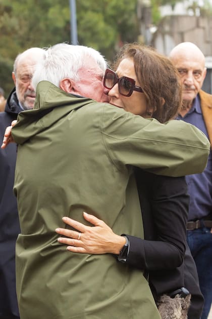 El periodista y conductor Fernando
Bravo, en un conmovedor abrazo con Saula