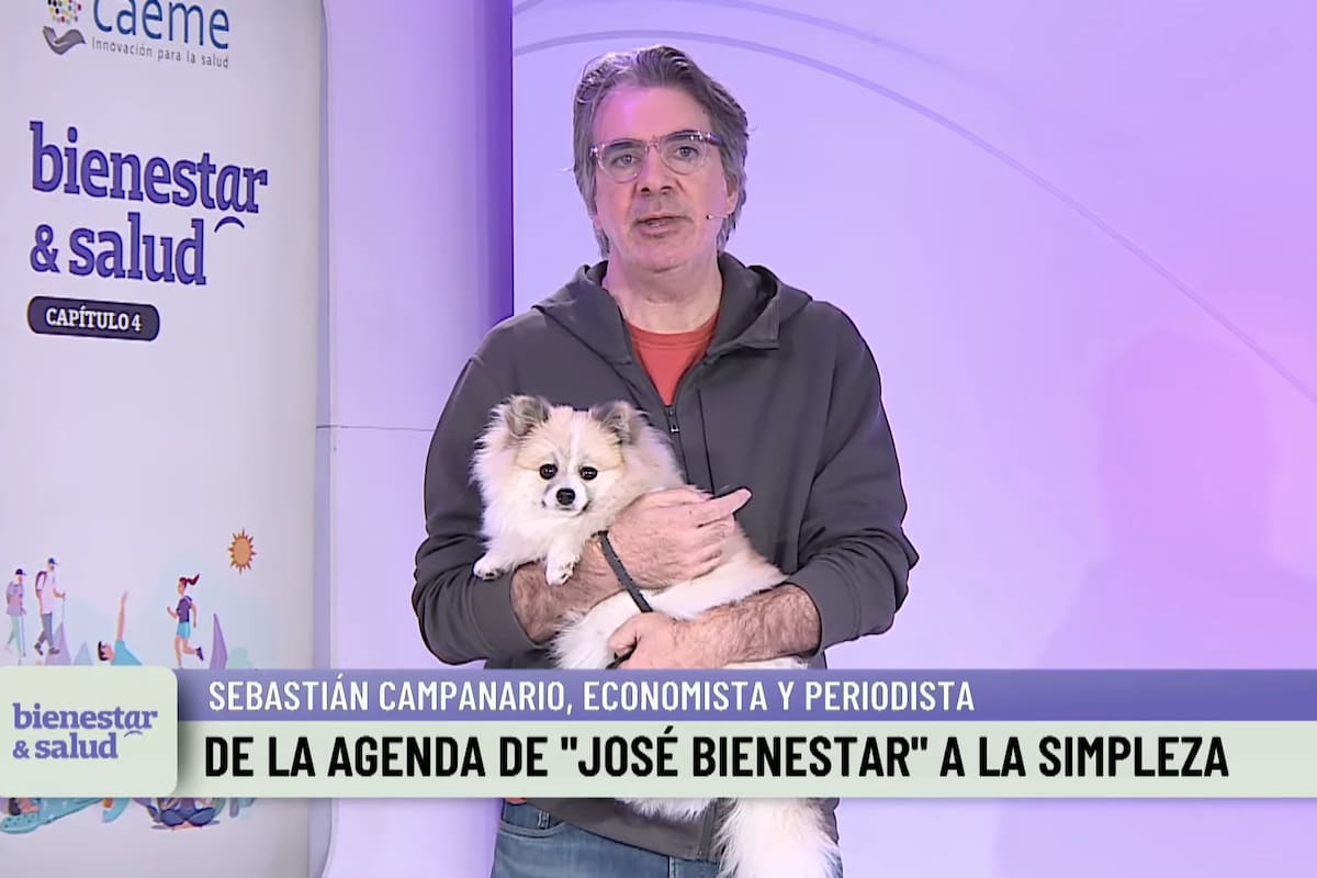 El periodista y economista Sebastián Campanario, junto con la perrita Asia, en el summit 4 del evento "Bienestar & Salud" organizado por LA NACION