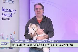 El periodista y economista Sebastián Campanario, junto con la perrita Asia, en el summit 4 del evento "Bienestar & Salud" organizado por LA NACION