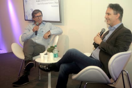 El periodista y psicólogo mantuvo un diálogo con Carlos Reymundo Roberts, prosecretario general de redacción de La Nación