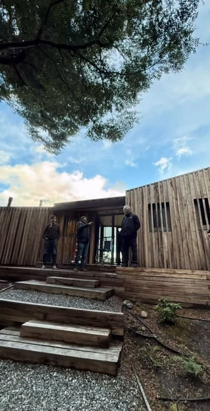 El periodista y sus amigos se hospedaron en una cabaña en el bosque (Foto: Instagram @emipinson)