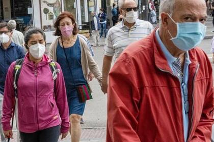 El período promedio de incubación del coronavirus es de 5,1 días, pero ¿cuánto tiempo dura su contagiosidad?