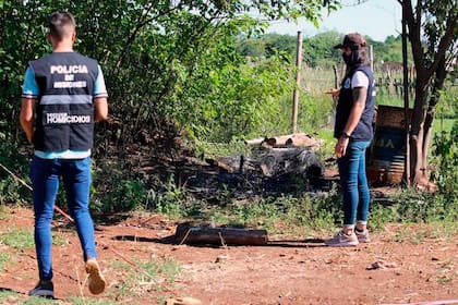 El peritaje de la policía en el lugar donde Sanabria intentaba incinerar el cuerpo de Giménez.