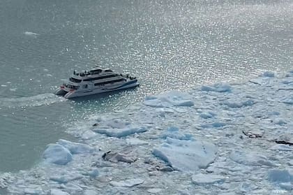 El Perito Moreno, en ocasiones, forma un dique natural de hielo, interrumpiendo el paso del agua del brazo Rico sur hacia el Lago Argentino a través del canal de los Témpanos