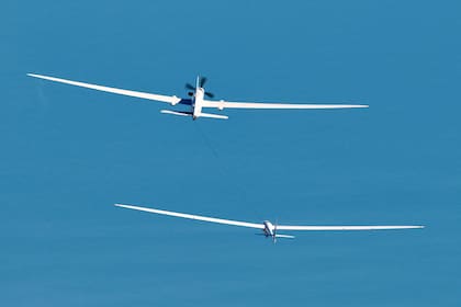 El Perlan II es remontado hasta los 14 km por el Grob Egrett, un avión espía de la II Guerra Mundial.