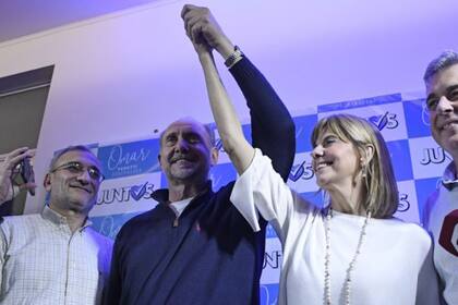 El peronista Omar Perotti, anoche, junto a su compañera de fórmula, Alejandra Rodenas