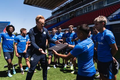 El "Perrito" Barrios le entrega una placa del club a Conan O'Brien