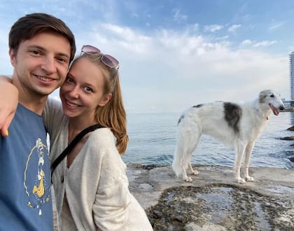 El perro de Ernestas, un Borzoi llamado Cosmo, se sumó a la aventura