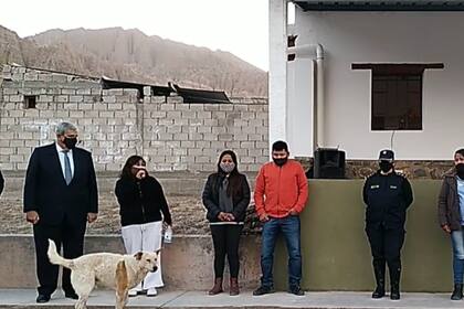 El perro estuvo paseándose por lugar antes de elegir a la funcionaria