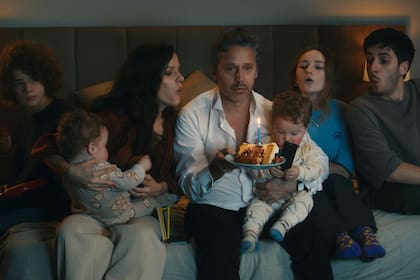 El personaje de Benjamín Vicuña cumple 50 en medio de su caos cotidiano