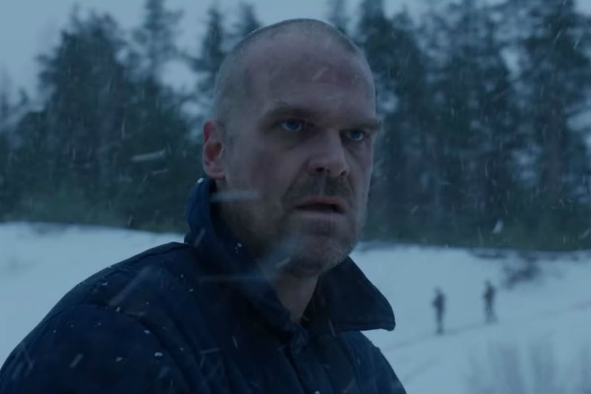 El personaje de David Harbor es el protagonista de este nuevo trailer que viene "desde Rusia con amor"