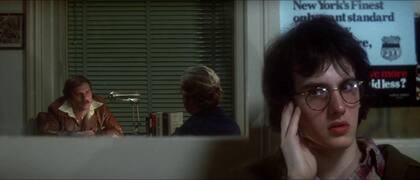 El personaje de Peter Miller, interpretado por Keith Gordon, funciona como un claro alter ego del propio De Palma, una especie de nerd aficionado a las cámaras y a los misterios