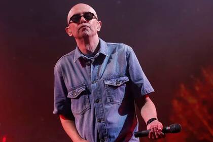 El personaje que hizo de la vida privada un mito ahora revela su intimidad por las redes.