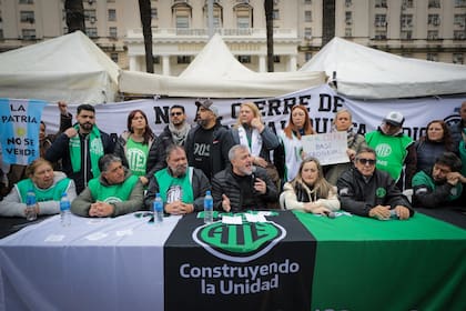El personal civil de las Fuerzas Armadas reclamó por los bajos salarios y la crisis de la obra social