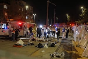 El personal de emergencia israelí ayuda a las víctimas en el sitio de un ataque denunciado en un barrio de colonos en Jerusalén Este
