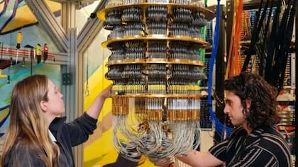 El personal de Google trabaja en el criostato que sostiene el chip y lo mantiene muy frío