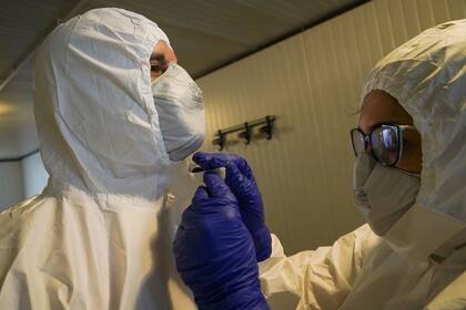 El personal de la Cruz Roja se prepara para el transporte de un paciente con Coronavirus durante una simulación, en Roma, el viernes 6 de marzo de 2020