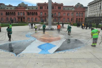El mural que pintó un grupo de militantes en homenaje al décimo aniversario de la muerte del expresidente Néstor Kirchner fue removido por el personal de limpieza de la ciudad de Buenos Aires