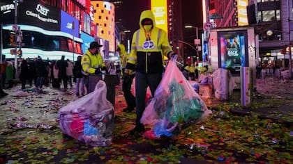 El personal de limpieza trabaja a la madrugada para retirar más de un millón de toneladas de confeti que vuela por las principales avenidas de la ciudad de Nueva York en Año Nuevo