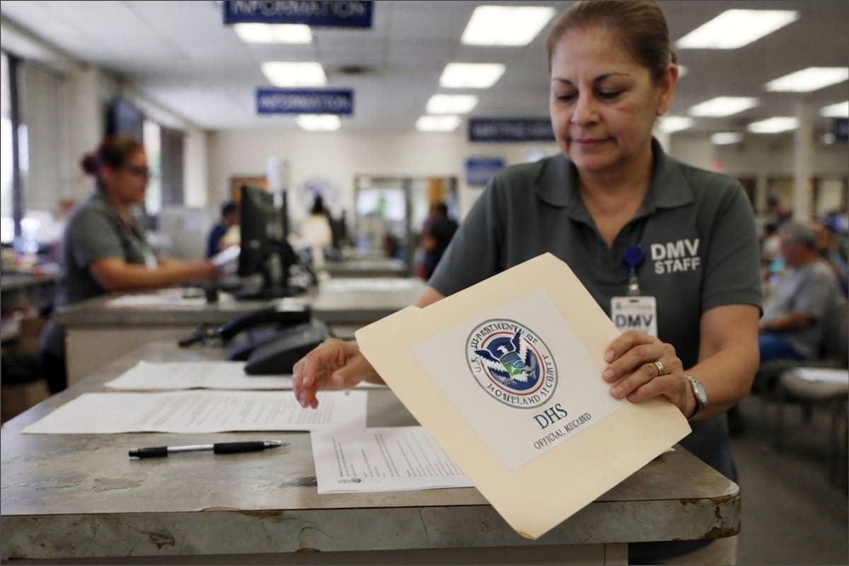 El personal de los DMV y de las universidades deberá compartir cierta información personal de los migrantes indocumentados con el DHS cuando sepa que su situación es irregular